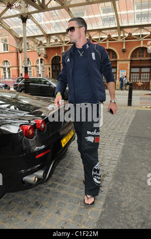 England Cricketer Kevin Pietersen kommt in seinem Hotel in einem schwarzen Ferrari-London, England - 04.05.09 WENN.com Stockfoto