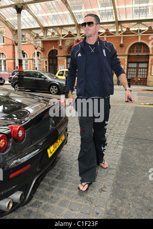 England Cricketer Kevin Pietersen kommt in seinem Hotel in einem schwarzen Ferrari-London, England - 04.05.09 WENN.com Stockfoto