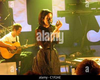 Lily Allen Leuchten, die eine Zigarette auf der Bühne bei einem geheimen Gig führt an der Hütte am Powis Square statt. London, England- Stockfoto