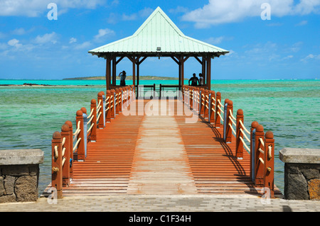 Die Aussichtsplattform, die sich über das Wasser auf die Pointe des Régates in Mahebourg, Grand Port, Mauritius erstreckt. Stockfoto