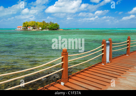 Eine kleine Insel vor der Küste bei Pointe des Régates in Mahebourg, Grand Port, Mauritius. Stockfoto