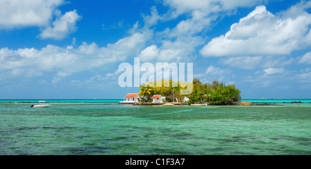 Eine kleine Insel vor der Küste bei Pointe des Régates in Mahebourg, Grand Port, Mauritius. Stockfoto