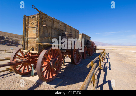 Twenty Mule Team Wagen bei der Harmony Borax Works, Furnace Creek, Death Valley Nationalpark, Kalifornien, USA Stockfoto