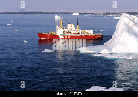 Kanada Nunavut Des Groseillers der kanadischen Küstenwache Icebreaker Progression durch die Eisberge von Lancaster Ton aus Devon Stockfoto