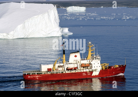 Kanada Nunavut Des Groseilliers der kanadischen Küstenwache Icebreaker Progression durch die Eisberge von Lancaster Ton aus Devon Stockfoto