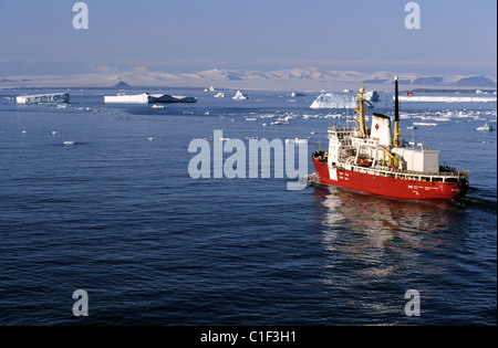 Kanada Nunavut Des Groseilliers der kanadischen Küstenwache Icebreaker Progression durch die Eisberge von Lancaster Ton aus Devon Stockfoto