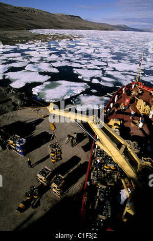 Kanada Nunavut die Bereitstellung von Kraftstoff für Nanisivik auf Baffin Island erfolgt durch die kanadische Küstenwache Des Groseilliers Stockfoto