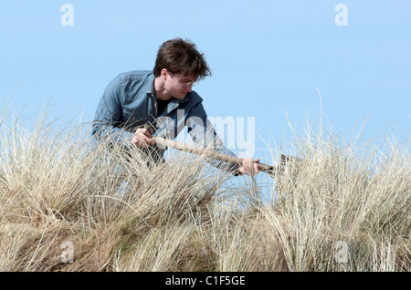 Daniel Radcliffe, "Harry Potter" Filmen spielt auf dem Pembrokeshire Coast-Set von "Harry Potter und die Heiligtümer des Todes" Stockfoto