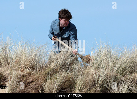 Daniel Radcliffe, "Harry Potter" Filmen spielt auf dem Pembrokeshire Coast-Set von "Harry Potter und die Heiligtümer des Todes" Stockfoto