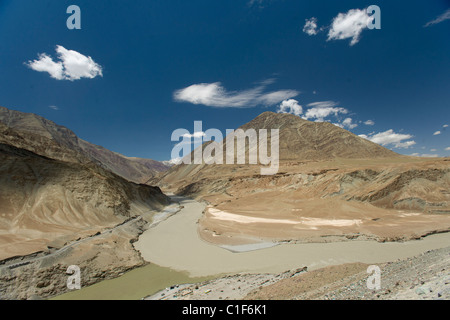 Zusammenfluss von Indus und Zanskar Flüsse bei Nimu (Ladakh) Jammu & Kaschmir, Indien Stockfoto