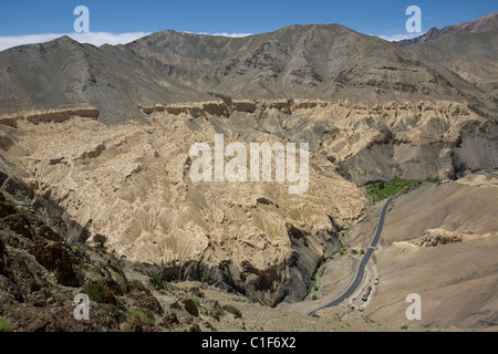 Blick hinunter auf die Moonland und der alte Srinagar-Leh-Highway in der Nähe von Lamayuru, (Ladakh) Jammu & Kaschmir, Indien Stockfoto