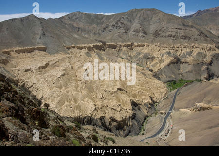 Blick hinunter auf die Moonland und der alte Srinagar-Leh-Highway in der Nähe von Lamayuru, (Ladakh) Jammu & Kaschmir, Indien Stockfoto