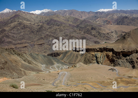 Switchback schaltet die neue Landstraße von Srinagar-Leh Landstraße, in der Nähe von Lamayuru, (Ladakh) Jammu & Kaschmir, Indien Stockfoto