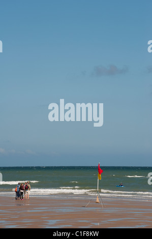 Rote und gelbe Strand Flagge einen sicheren Platz zum Schwimmen im Cromer Beach, Norfolk, England Stockfoto