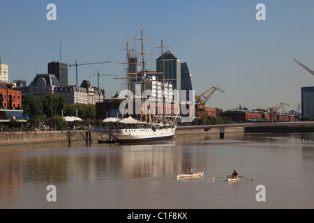 [Puerto Madero] Docklands Regeneration [Argentinien] [Presidente Sarmiento] Fregatte mit Kanus auf dem Wasser Stockfoto