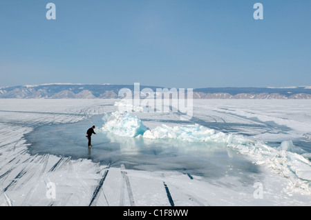 Unterwasser Video-Operator Didier Noirot, in den Baikalsee, Sibirien, Russland, Insel Olchon. Stockfoto