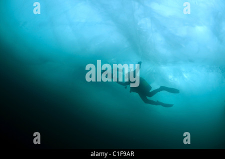 Unterwasser Video-Operator Didier Noirot, in den Baikalsee, Sibirien, Russland, Insel Olchon. Stockfoto