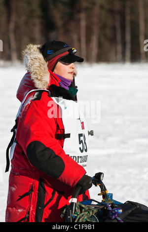 Musher Jessie Royer im Wettbewerb in der 39. Iditarod Trail Sled Dog Race am langen See nach dem Ausscheiden aus Willow Lake Neustart. Stockfoto