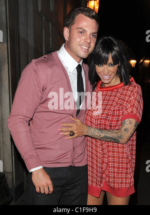 Jodie Marsh und ihr neuer Freund Ryan Fleming verlassen Studio Valbonne Nachtclub London, England - 06.05.09: Stockfoto