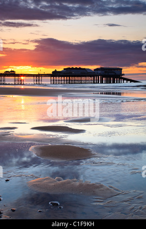 Cromer Pier bei Sonnenuntergang an einem Sommerabend Stockfoto