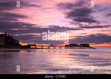 Cromer Pier bei Sonnenuntergang an einem Sommerabend Stockfoto