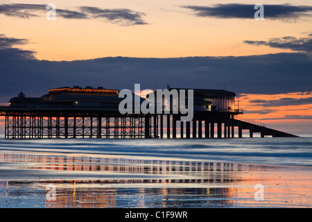 Cromer Pier bei Sonnenuntergang an einem Sommerabend Stockfoto