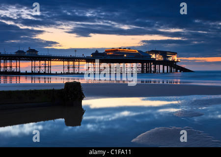 Cromer Pier bei Sonnenuntergang an einem Sommerabend Stockfoto