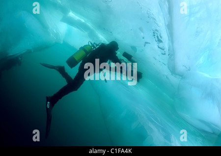 Unterwasser Video-Operator Didier Noirot, in den Baikalsee, Sibirien, Russland, Insel Olchon. Stockfoto