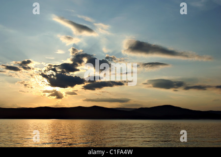 Sonnenuntergang über Berg See wohnte in Süd-Ural-Gebirge, in der Nähe der Stadt Miass. Süd-Ural. Russland. Stockfoto