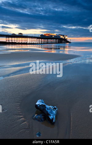 Cromer Pier bei Sonnenuntergang an einem Sommerabend Stockfoto