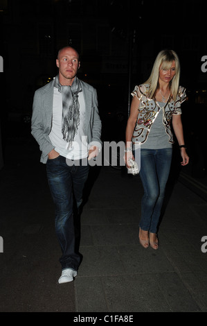 Fulham-Football-Spieler Andrew Johnson verlässt Nobu Restaurant mit einer Gefährtin London, England - 13.05.09 WENN.com Stockfoto