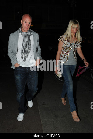 Fulham-Football-Spieler Andrew Johnson verlässt Nobu Restaurant mit einer Gefährtin London, England - 13.05.09 WENN.com Stockfoto