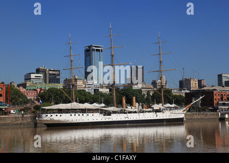 [Puerto Madero] Docklands Regeneration im [] Argentinien zeigen [Presidente Sarmiento] Fregatte und moderne Büros Stockfoto