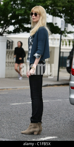 Claudia Schiffer ihre Kinder in der Schule fällt dann kehrt nach Hause zurück. London, England - 07.05.09 Stockfoto