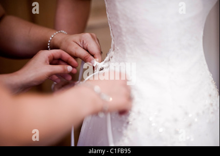 Braut mit Rückseite Kleid Korsett Mieder wird geholfen, geschnürt und zog Stockfoto