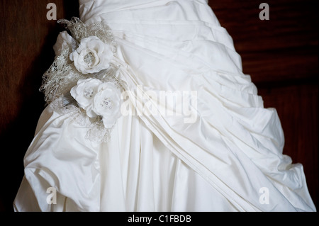 Nahaufnahme eines Teils der Hochzeit Kleid Seide Blumen Buttons und Korsett Stockfoto