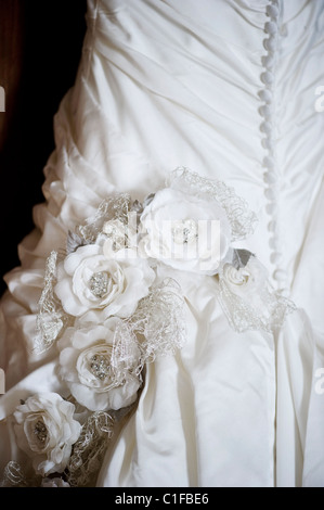 Nahaufnahme eines Teils der Hochzeit Kleid Seide Blumen Buttons und Korsett Stockfoto