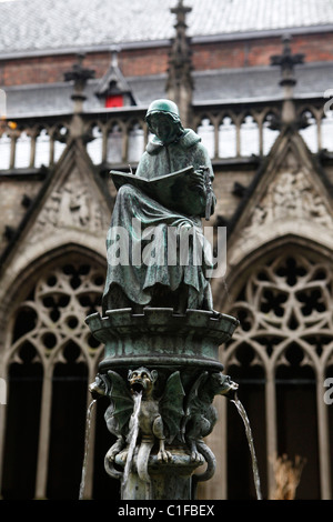 St. Martin-Statue auf einem Brunnen in der Dom-Kirche in Utrecht in den Niederlanden. Stockfoto