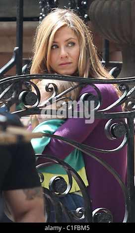 Jennifer Aniston hält ein Kind während am Set ihres neuen Films "The Baster" New York City, USA - 13.05.09 Stockfoto