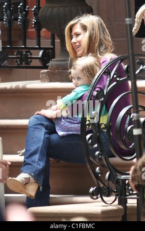 Jennifer Aniston hält ein Kind während am Set ihres neuen Films "The Baster" New York City, USA - 13.05.09 Stockfoto