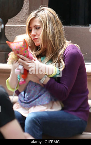 Jennifer Aniston hält ein Kind während am Set ihres neuen Films "The Baster" New York City, USA - 13.05.09 Stockfoto