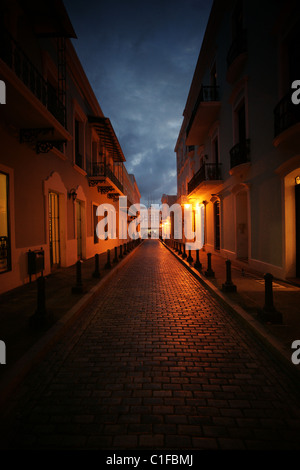 leere Straße in der Nacht in der alten Stadt, San juan Stockfoto