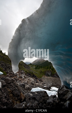 Fantastische blaue wellenförmige Eis Form (Gletscher) gegen ein Tal im Sajan-Gebirge. Wilde Natur in Sibirien. Republik Burjatien. Russland. Stockfoto