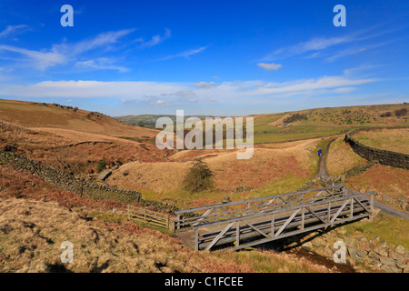 Zwei Wanderer ausruhen Pennine Bridleway, Bronte und Pendle weit über Wycoller, Colne, Lancashire, England, UK. Stockfoto