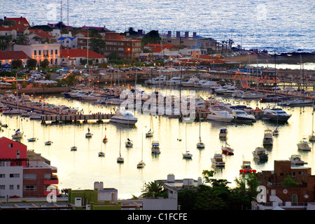 Luftaufnahme des Yacht Club und Hafen von Punta del Este Küste, in der Dämmerung. Maldonado, Uruguay, Südamerika Stockfoto