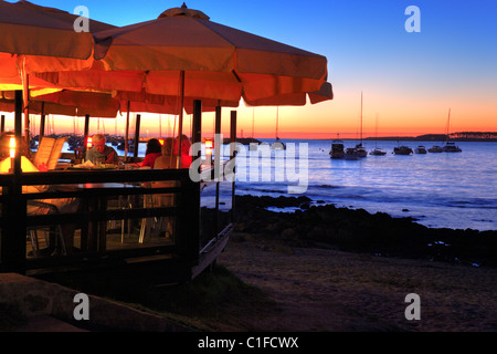 Bar und Jachten in Punta del Este Küste bei Sonnenuntergang. Maldonado, Uruguay, Südamerika Stockfoto