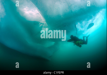 Taucher mit Sidemount unter Eis in den Baikalsee, Sibirien, Russland, Insel Olchon Stockfoto