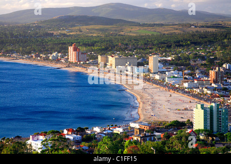 Luftbild von Piriapolis Stadt und Strand. Maldonado, Uruguay, Südamerika Stockfoto