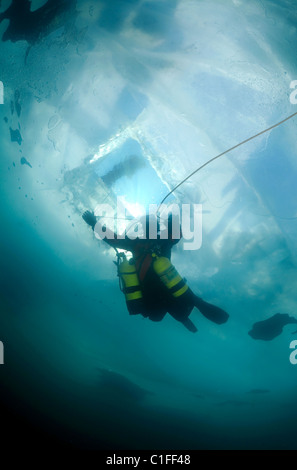 Eistauchen, im Baikalsee, Sibirien, Russland, Insel Olchon. Stockfoto