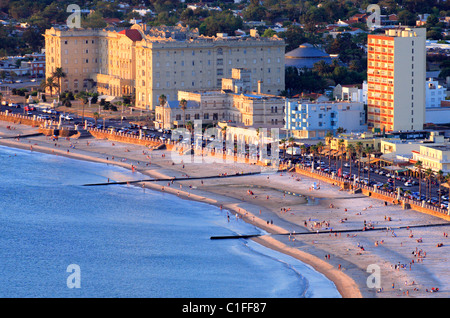 Luftbild von Piriapolis Stadt und Strand. Maldonado, Uruguay, Südamerika Stockfoto